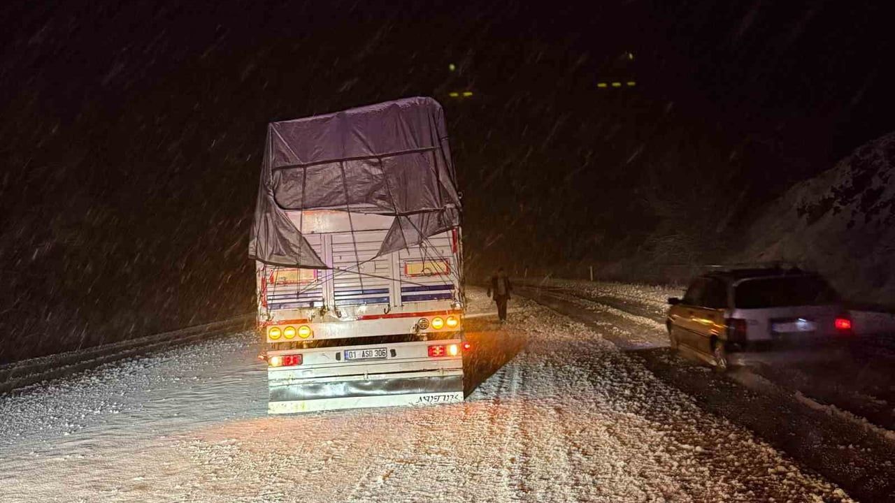 Çorum Alaca'da kar yağışı etkili: Yüksek kesimlerde sıcaklık eksiye düştü, ekipler küreme çalışması başlattı