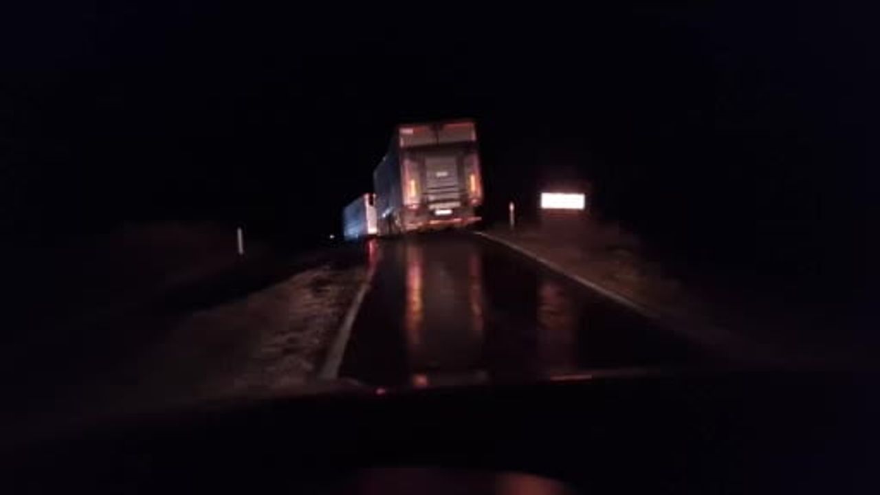 Çorum Alaca'da kayan tır devrildi, Ankara-Tokat karayolu 5 saat ulaşıma kapandı