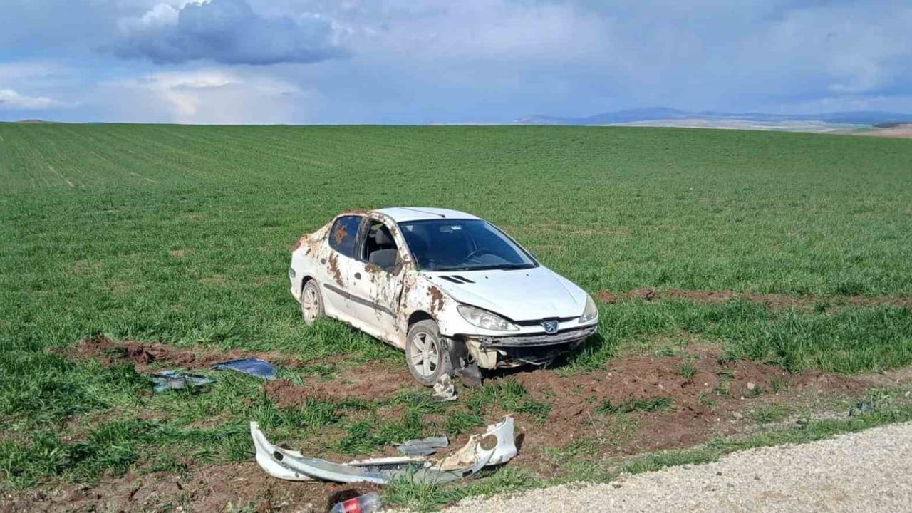 Çorum Alaca'da Otomobil Tarlaya Devrildi: Sürücü Yaralandı, Hayati Tehlike Yok