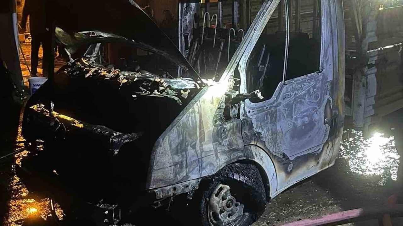 Çorum Alaca'da park halindeki kamyonet yandı; ev ve garaj zarar gördü