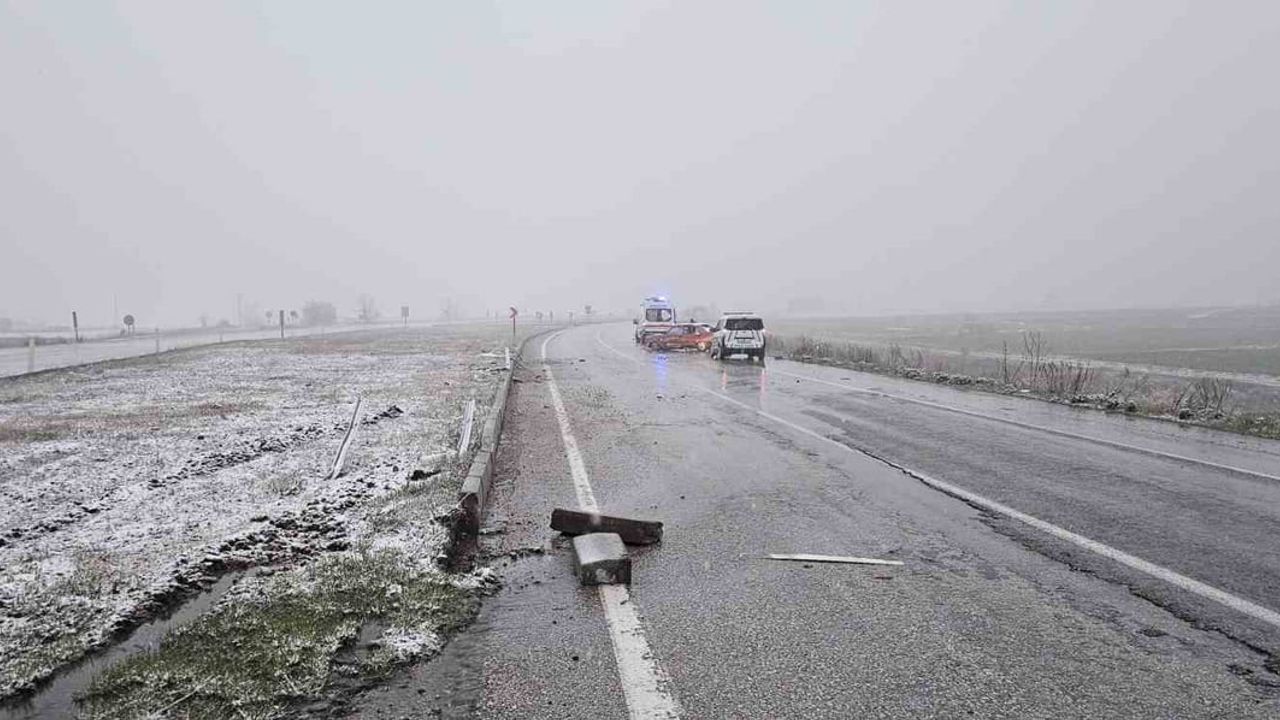 Çorum-Alaca karayolunda otomobil tabelaya çarptı: sürücü yaralandı