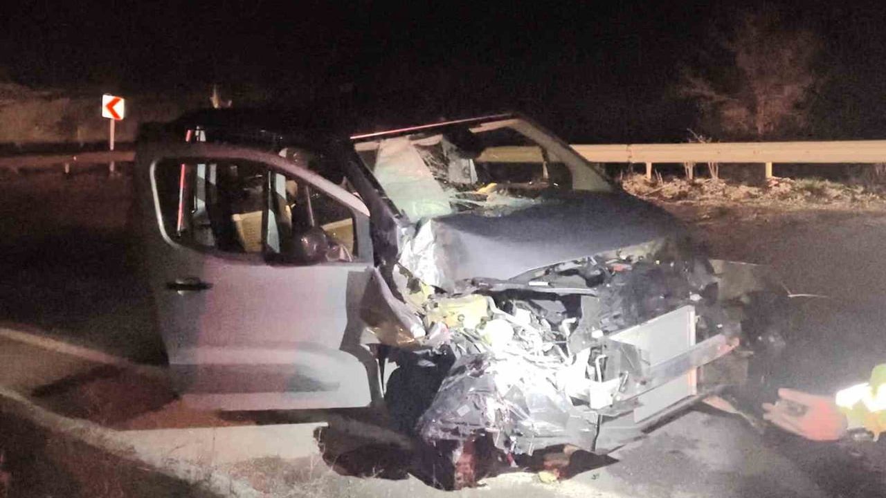 Çorum-Alaca yolunda hafif ticari araç kamyona çarptı: 3 kişi yaralandı