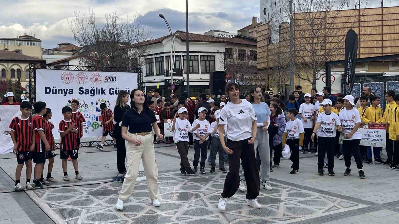 Çorum’da 7 Nisan Dünya Sağlık Günü’nde Yüzlerce Kişi Sağlıklı Yaşam İçin Yürüdü