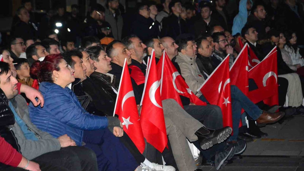 Çorum’da milli maç coşkusu Kadeş Barış Meydanı’nda yaşandı
