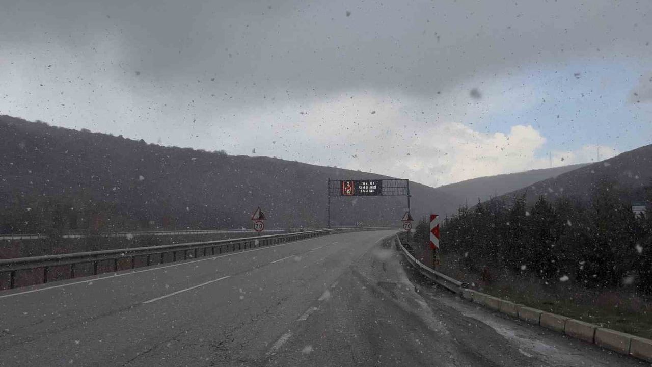 Çorum'da Yüksek Rakımlı Bölgelerde Kar Yağışı Etkili Oluyor