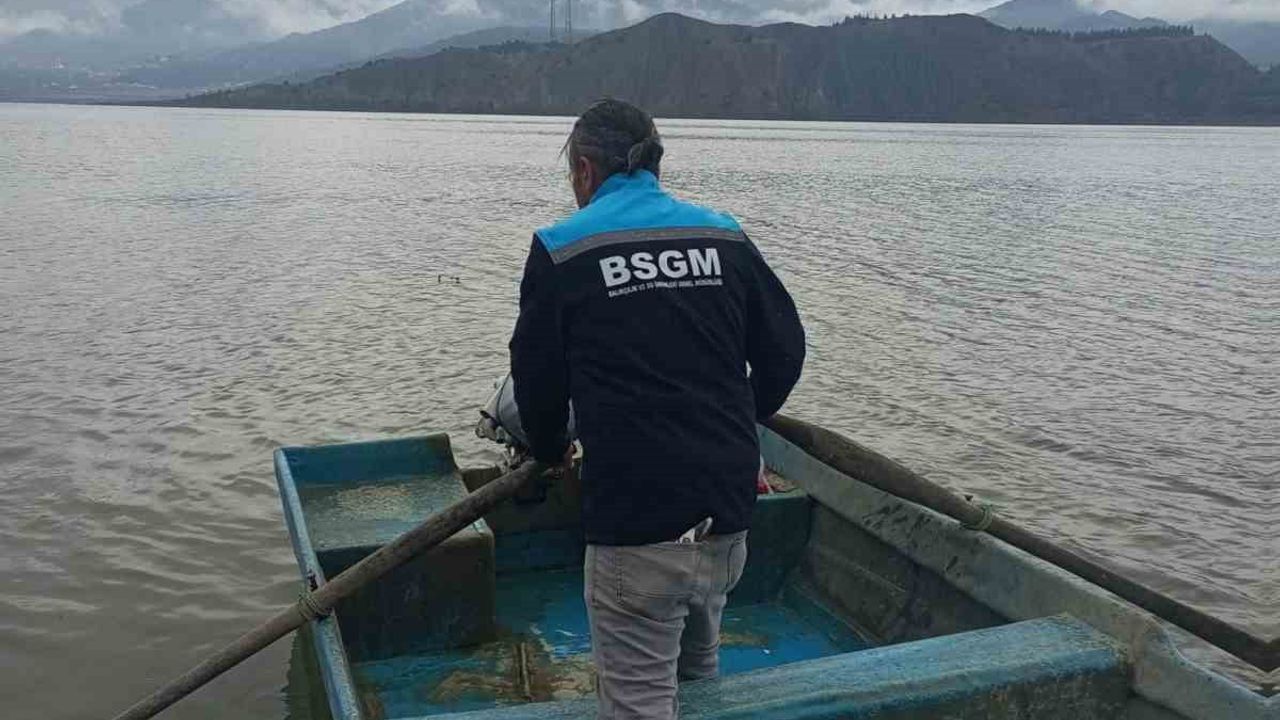 Çorum Kargı’da Boyabat Baraj Gölü’nde 800 metre kaçak balık ağı ele geçirildi