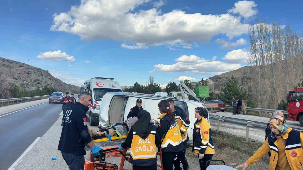 Çorum Sungurlu'da otomobil devrildi: 3 kişi yaralandı