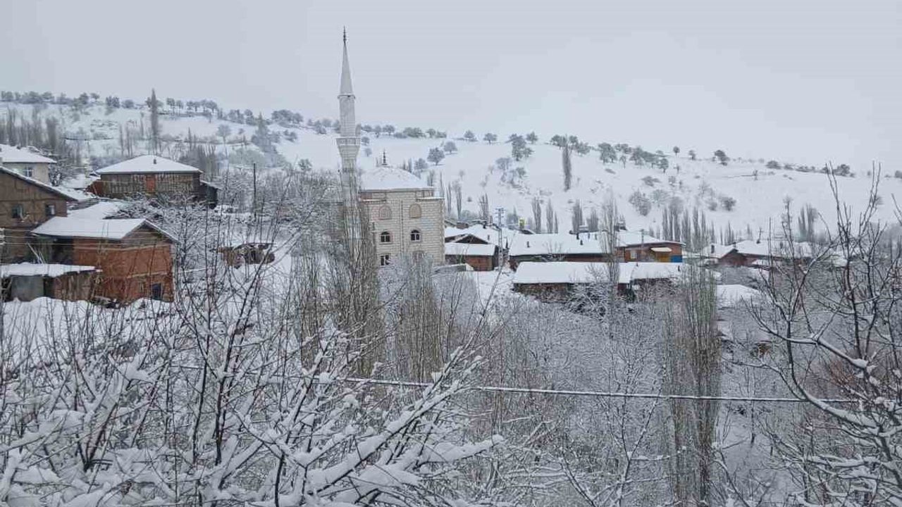Çorum'un yüksek rakımlı bölgeleri karla kaplandı