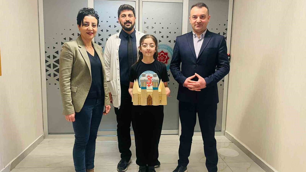 CÜ Vakfı Okulları Öğrencisinin 'Gökmedrese' Projesi Uluslararası Sıfır Atık Yarışması'nda Ankara'da Sergilenmeye Hak Kazandı