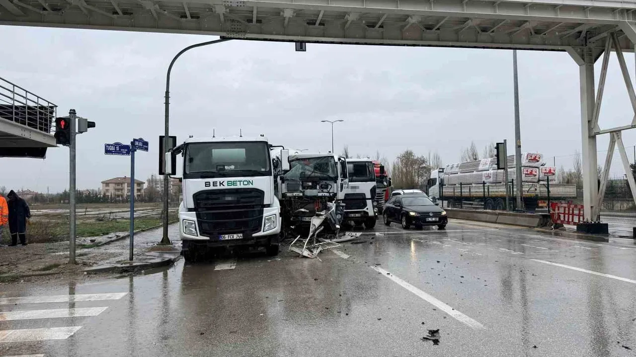 Çubuk’ta üç beton mikserinin çarpışması: 1 yaralı, sürücü hastaneye sevk edildi