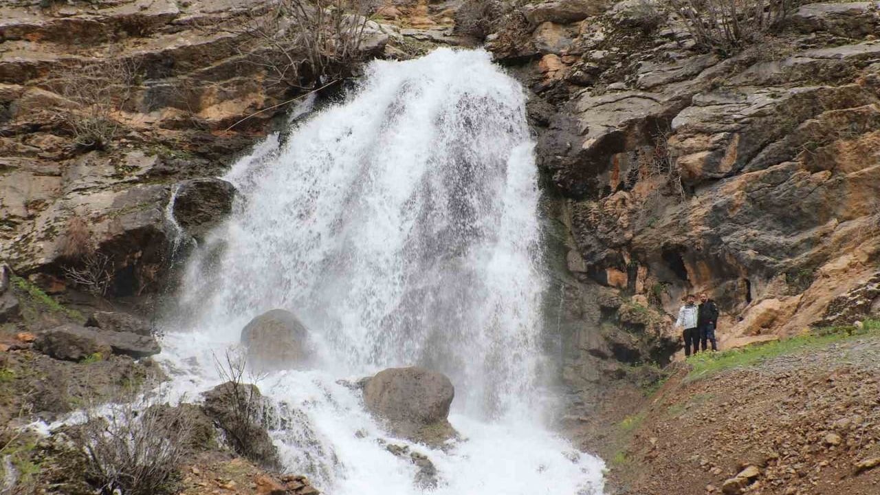 Çukurca'da Beyaz Su Şelalesi baharla yeniden canlandı