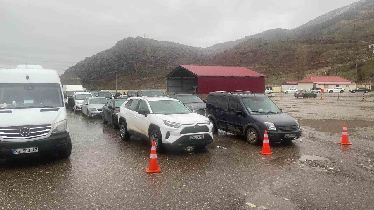 Çukurca Üzümlü Sınır Kapısı’nda sistem arızası: Araçlar saatlerdir bekliyor