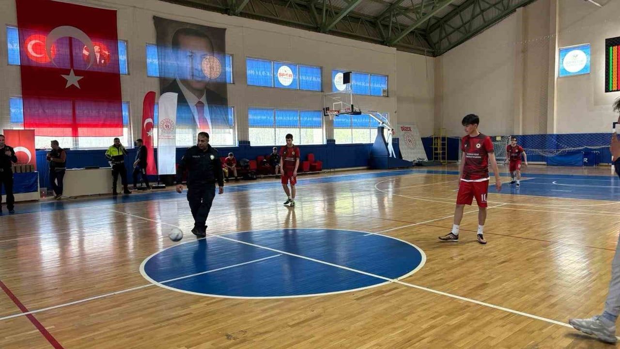 Cumayeri'de Polis Haftası kapsamında 5x5 Futsal Turnuvası düzenlendi