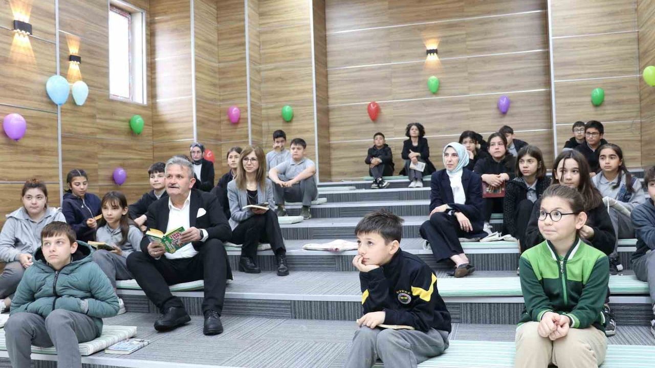 Cumayeri’nde 'Farkındalık Okuması' etkinliği: Kaymakam, Başkan ve Müdür öğrencilerle kitap okudu, yılın okurları ödüllendirildi