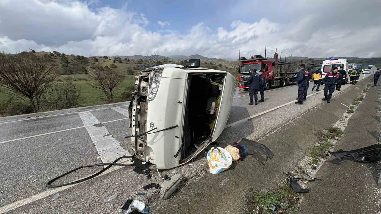 D100 Ortalıca mevkiinde minibüs devrildi: sürücü yaralandı