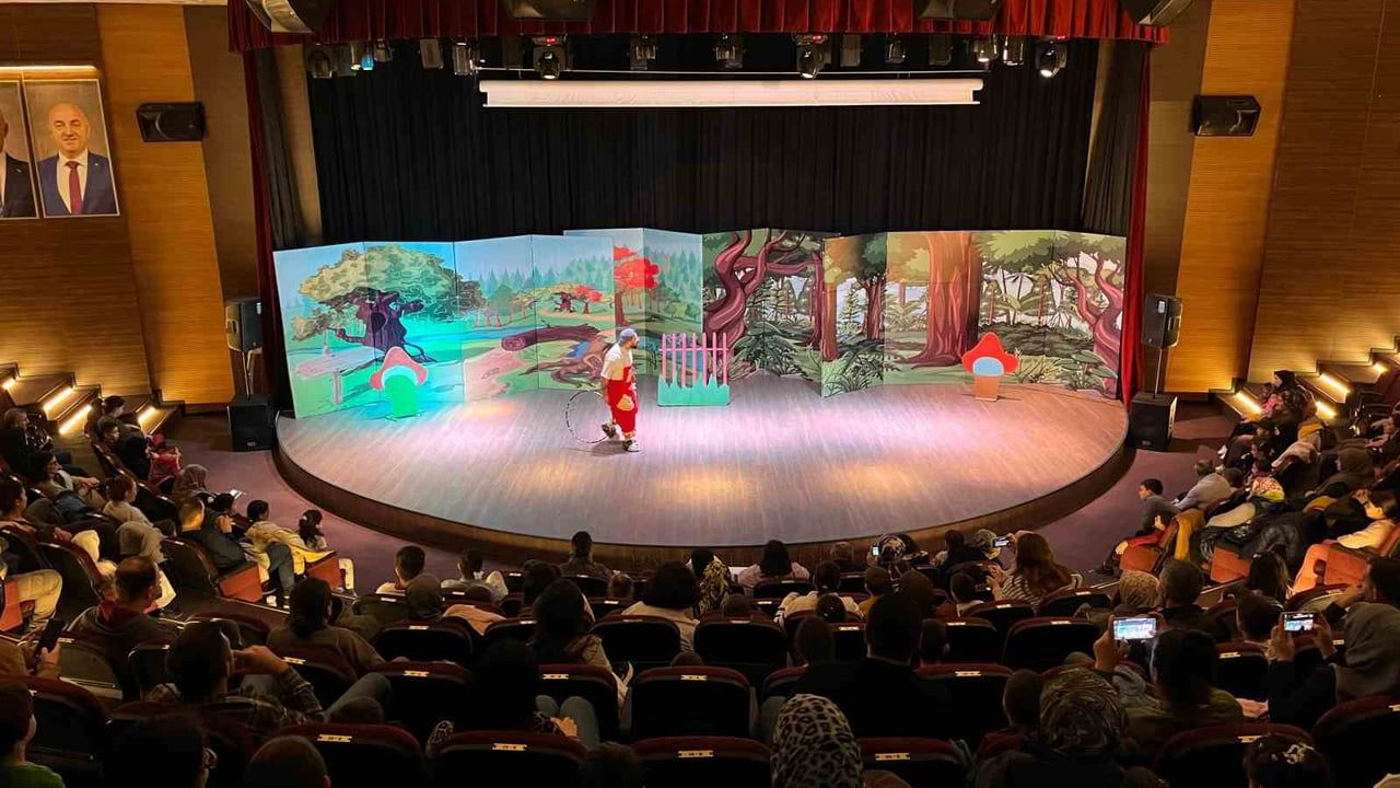 Darıca'da Hafta Sonu Çocuk Tiyatrosu: Pamuk ile Kömür Adnan Menderes Kültür Merkezi'nde İlgi Görüyor