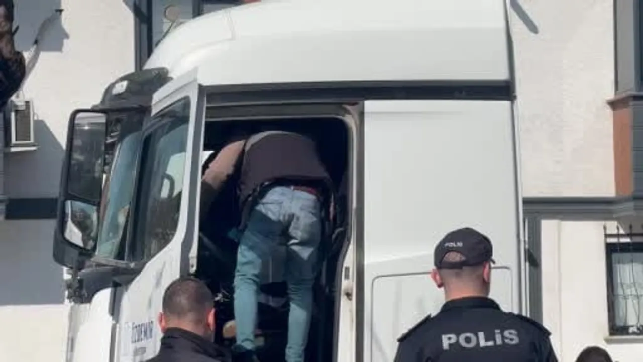 Darıca’da tırın altına saklanarak saldırı: İşçi Çetin Kaya hayatını kaybetti, şüpheli ağabeyi çıktı