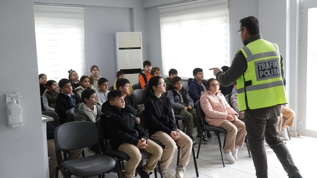 Darıca Trafik Eğitim Parkı'nda öğrenciler uygulamalı trafik eğitimi alıyor