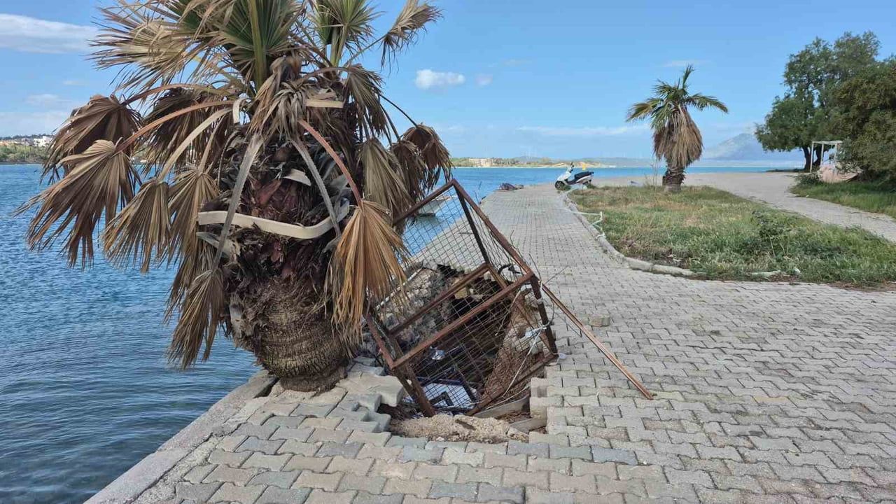 Datça'da saatte 95 km'yi aşan fırtına sahil şeridinde hasar bıraktı