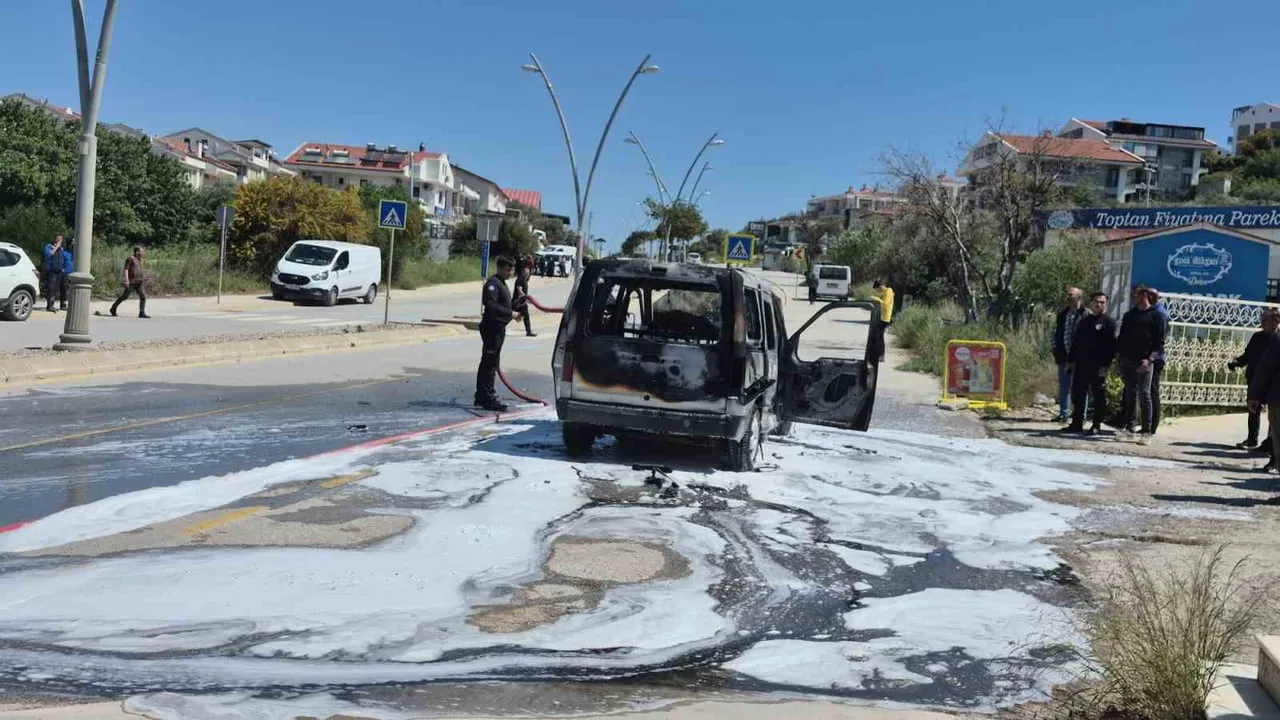 Datça'da ticari araç elektrik aksamından çıkan yangında küle döndü