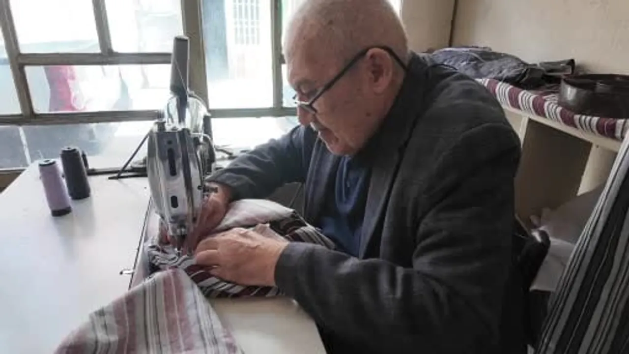 Demirci'de Acil Servis Hekimleri 60 Yıllık Terziyiyi Ziyaret Edip Nostaljik Pijamaları Denedi