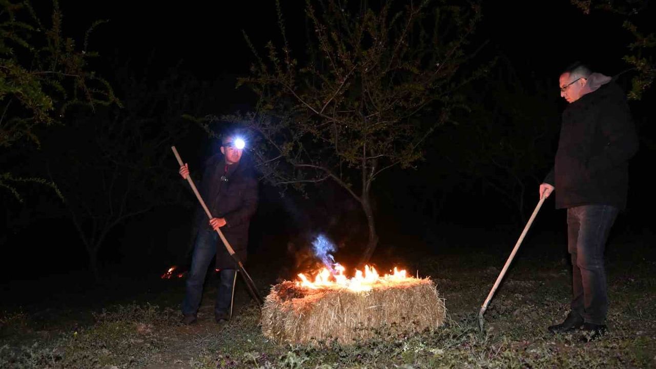 Demirci'de badem üreticileri zirai dona karşı dumanlama ile nöbet tutuyor
