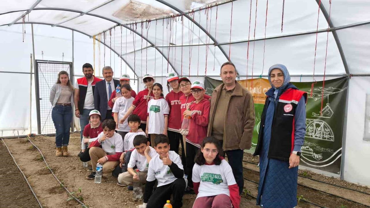 Demirkent TOKİ İlkokulu'nda serada fide dikme etkinliği: 'Okuldaki Çiftlik' eğitimi