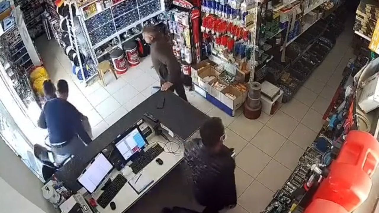 Demre açıklarında 3.5 ve 4.7 büyüklüğündeki depremler güvenlik kameralarına yansıdı