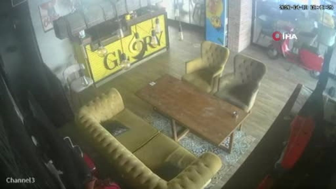 Demre açıklarında 5 dakika arayla 3.5 ve 4.7 büyüklüğünde depremler: İş yeri kameralarına yansıdı