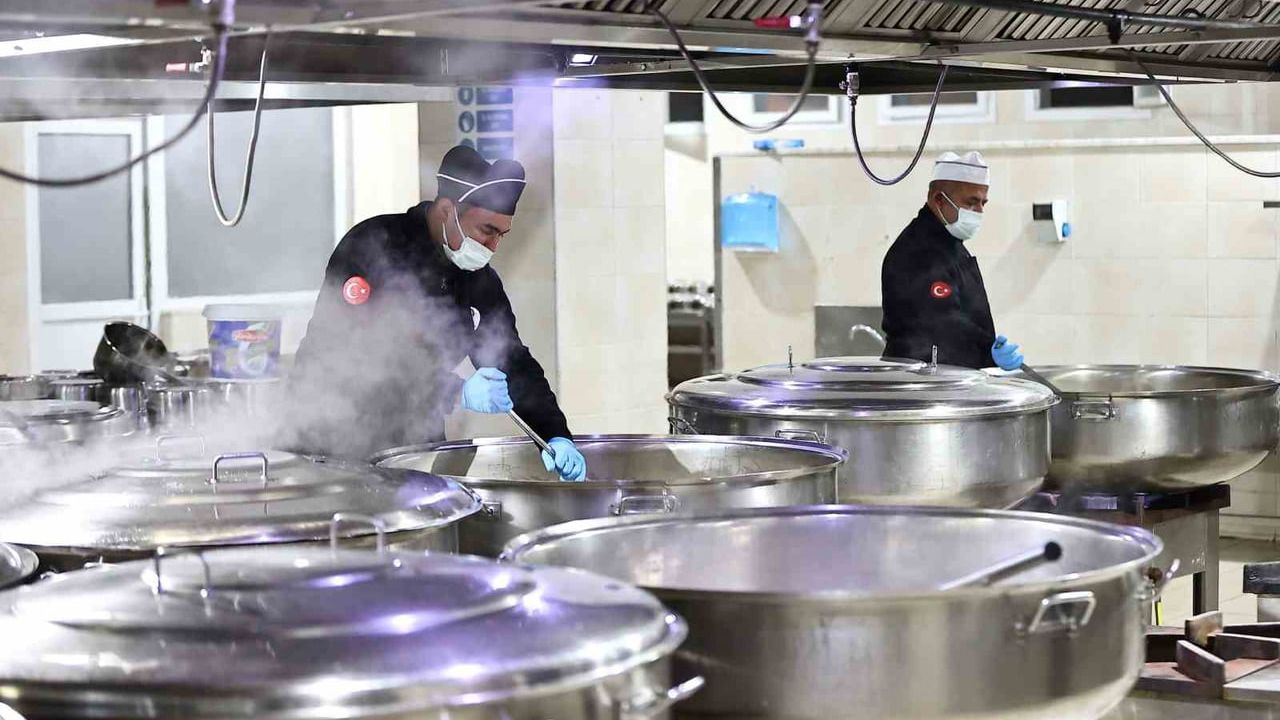 Denizli Büyükşehir Belediyesi Aşevi iki yılda 9 haneden 900 haneye ulaştı