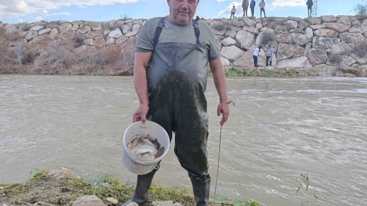 Denizli Çivril'de 10 Yıl Sonra Kufi Çayı Aktı, Halk Uzun Süre Sonra Balık Avladı