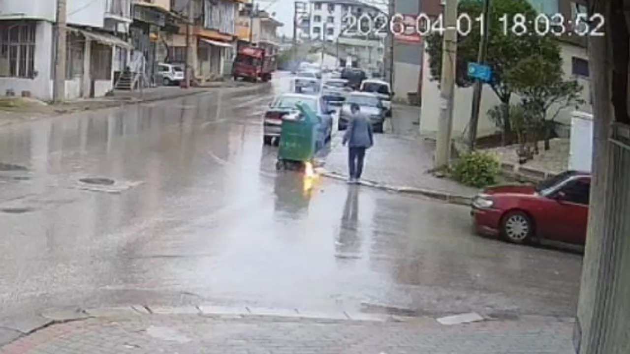 Denizli'de cep telefonu bataryası işletmecinin elinde patladı