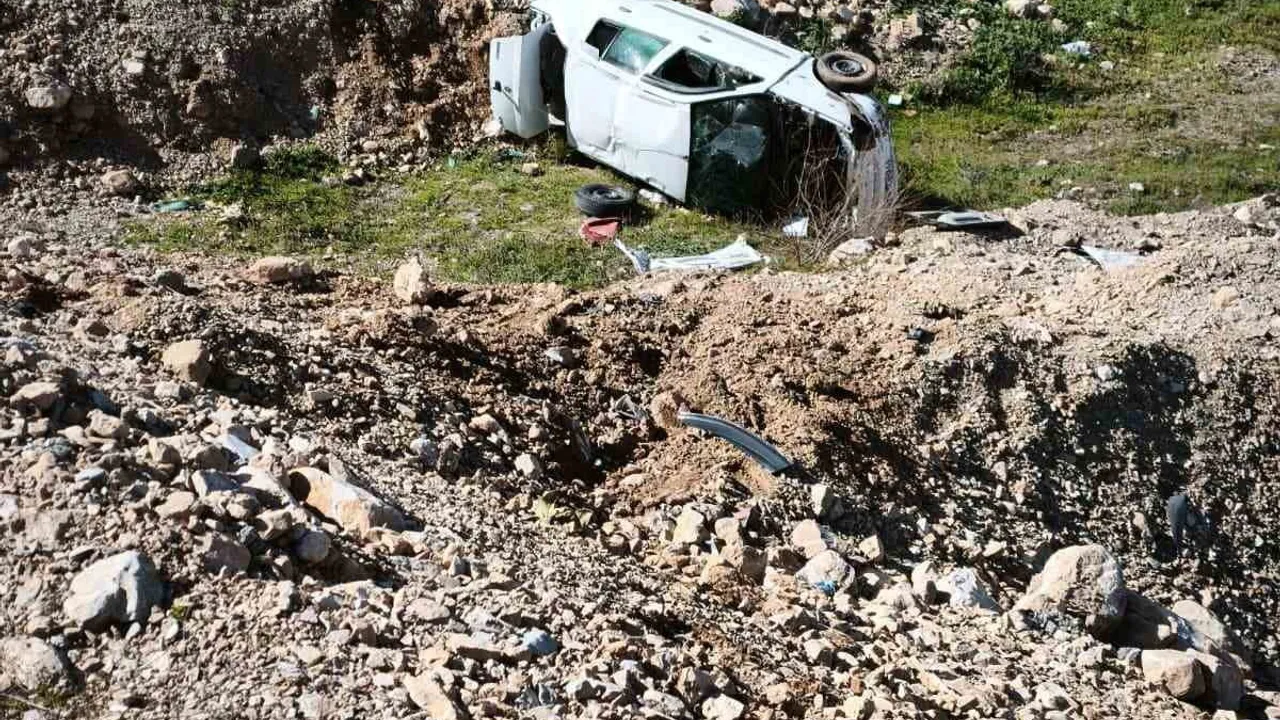 Denizli'de emniyet şeridindeki kamyonete çarpan otomobil boş araziye düştü; 4 kişi yaralandı