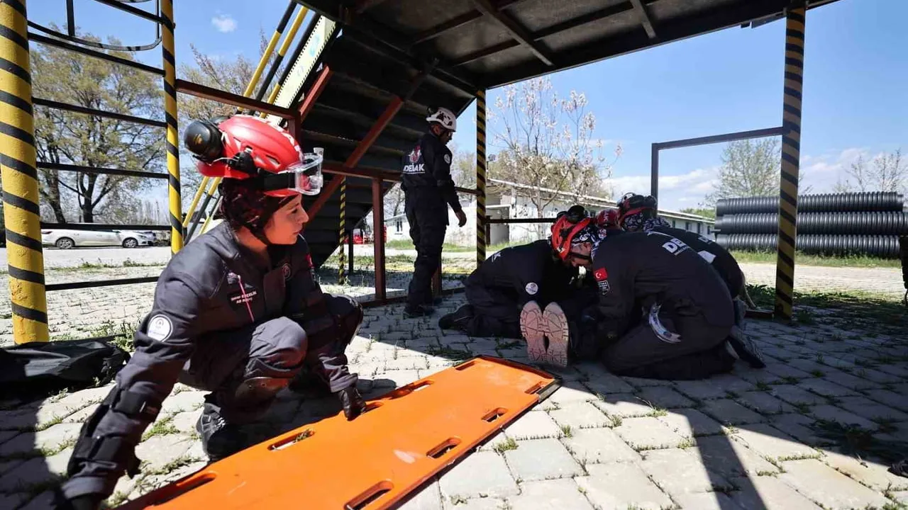 Denizli DEBAK Ekibi, AFAD Akreditasyonu İçin Eğitimlerini Sürdürüyor