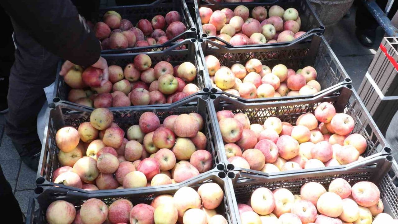 Denizli'den Ankara'ya: 'Elmacı Dede' Muhammet Yılmaz, Polis Teşkilatı'nın 181. yılı anısına şehitler için elma dağıttı