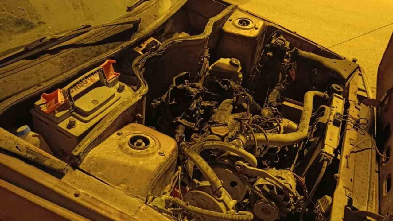 Denizli Kale'de seyir halindeki otomobil motor bölümünden alev aldı