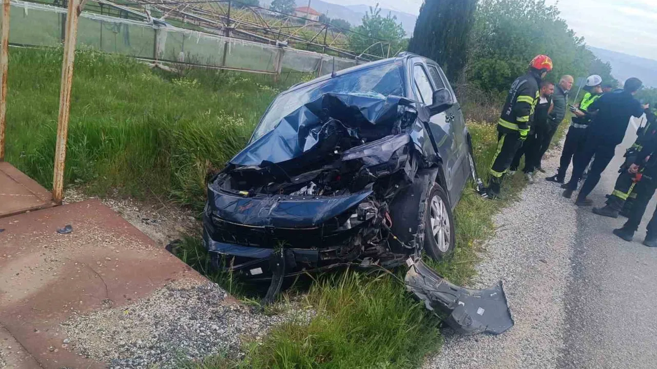 Denizli'nin Buldan ilçesinde traktör ile hafif ticari araç çarpıştı