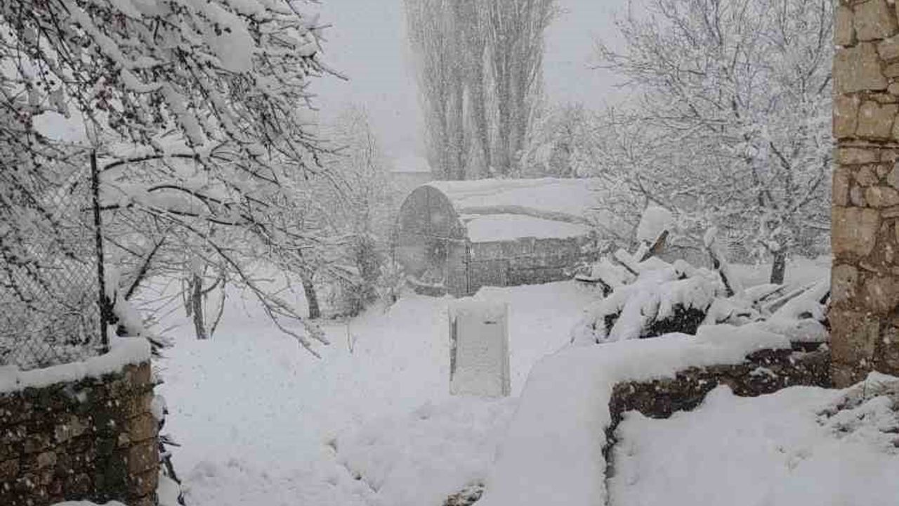 Denizli'nin yüksek kesimleri baharda beyaza büründü