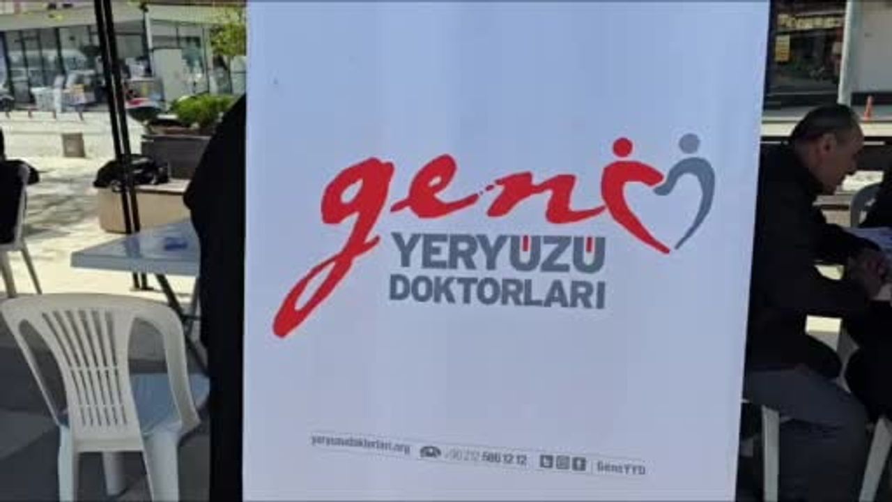 Deprem sonrası Sındırgı’da sağlık sokağı: Genç doktorlardan ücretsiz tarama