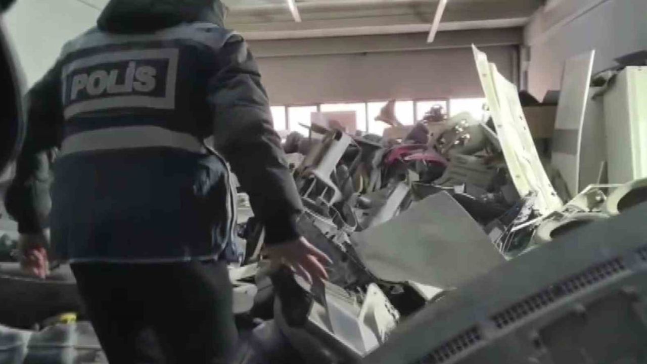 Depremde ağır hasarlı araçları 'change' yapan çeteye operasyon: 22 tutuklama