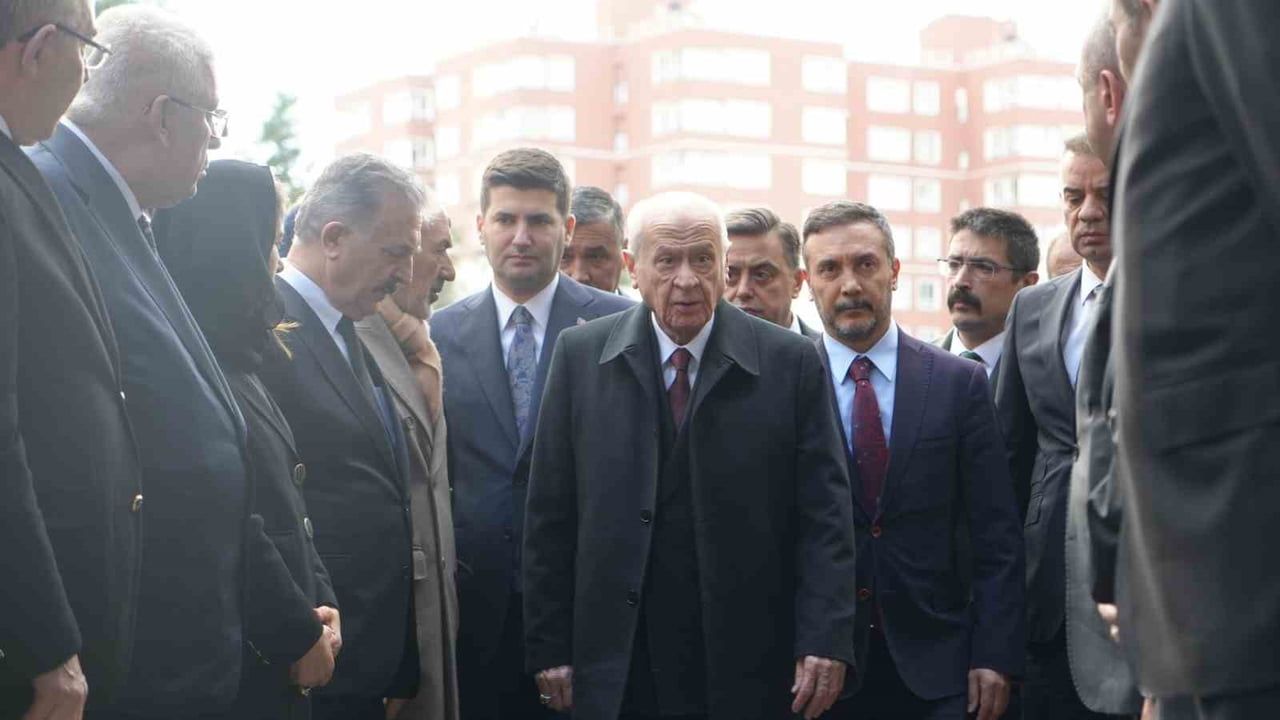 Devlet Bahçeli, Alparslan Türkeş’in 29’uncu ölüm yıl dönümünde kabrini ziyaret etti