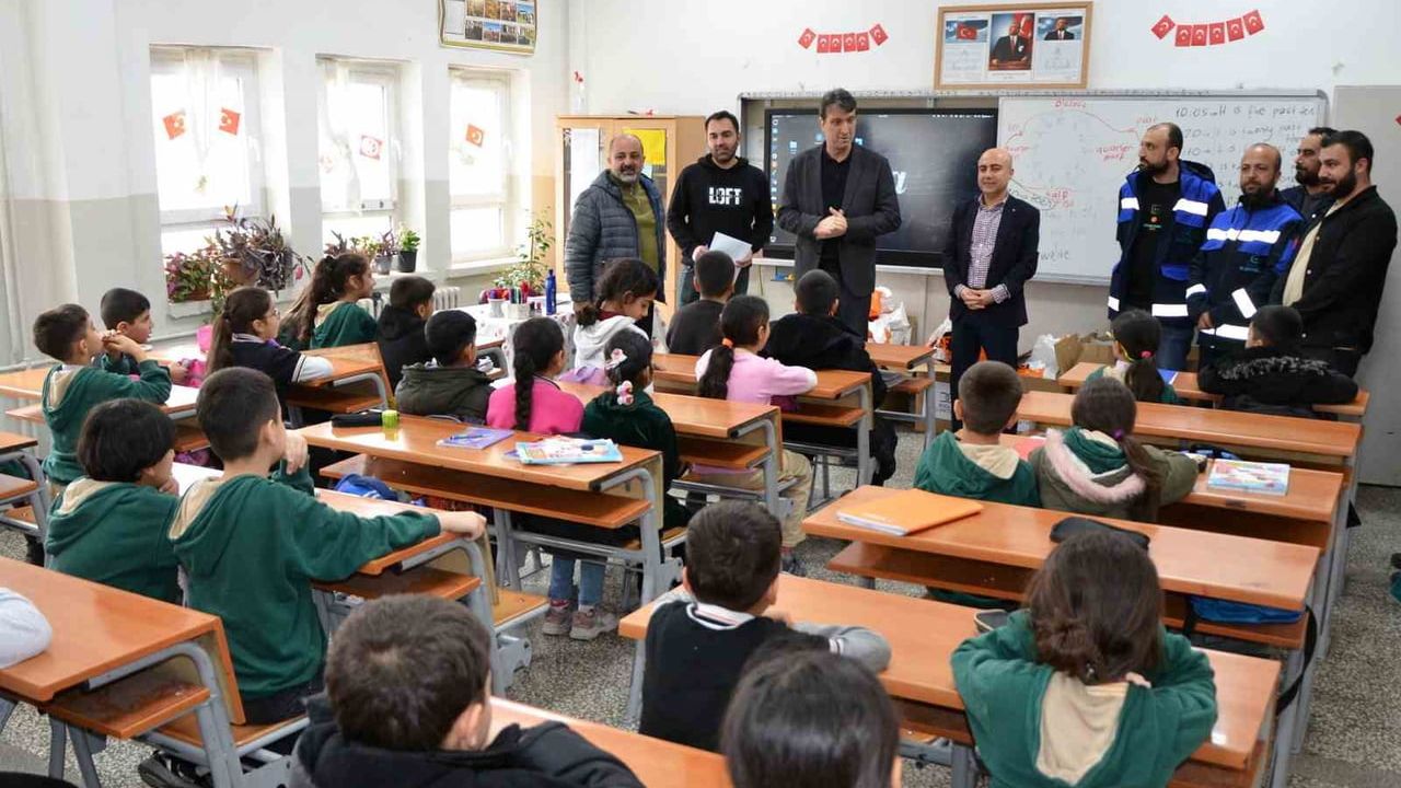 Dicle Elektrik gönüllülerinden ihtiyaç sahibi öğrencilere ayakkabı ve giysi desteği