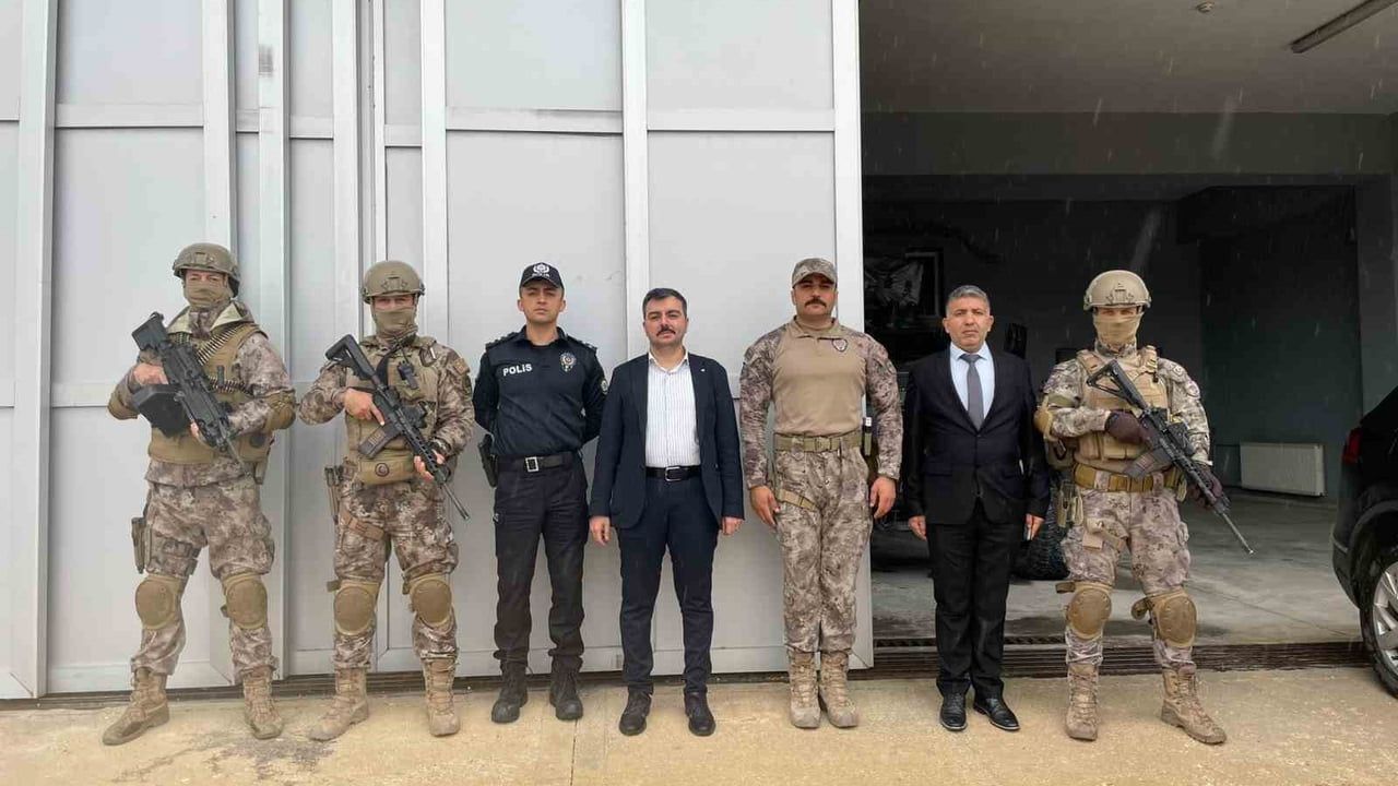 Dicle Kaymakamı Mustafa Atış, Polis Haftası kapsamında emniyet personeliyle bir araya geldi