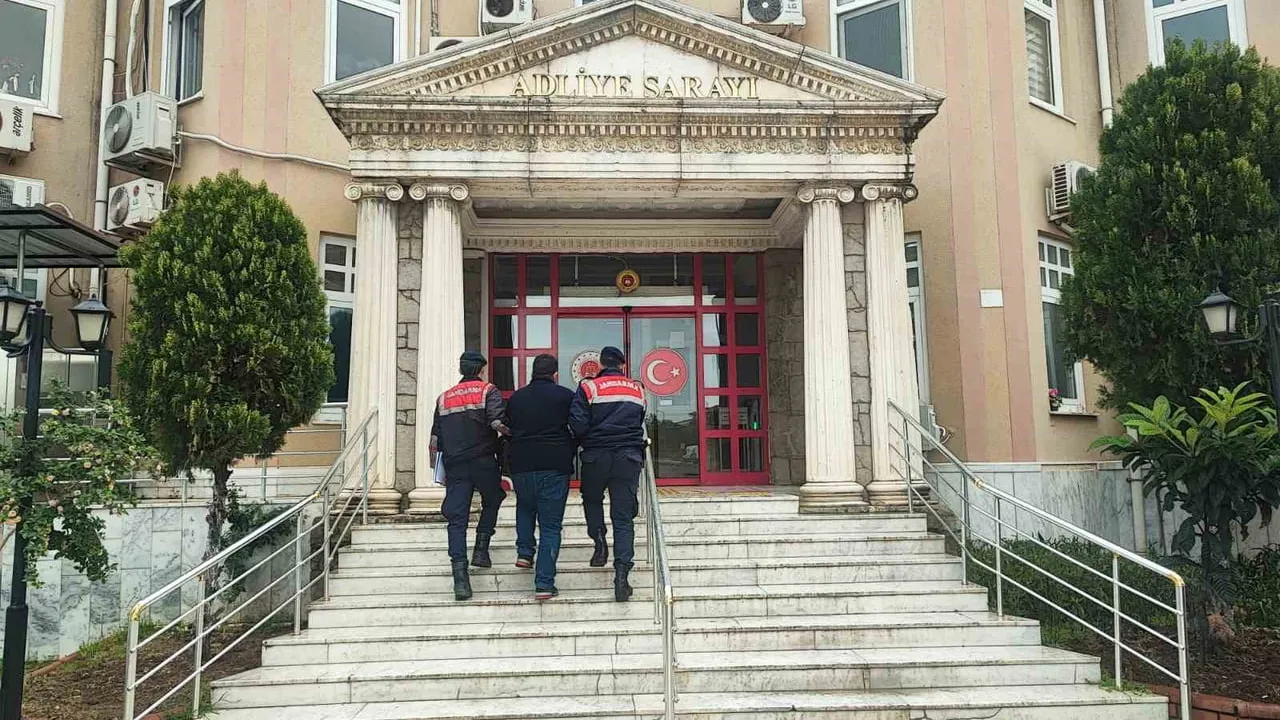 Didim'de 39 düzensiz göçmenle bağlantılı göçmen kaçakçısı tutuklandı