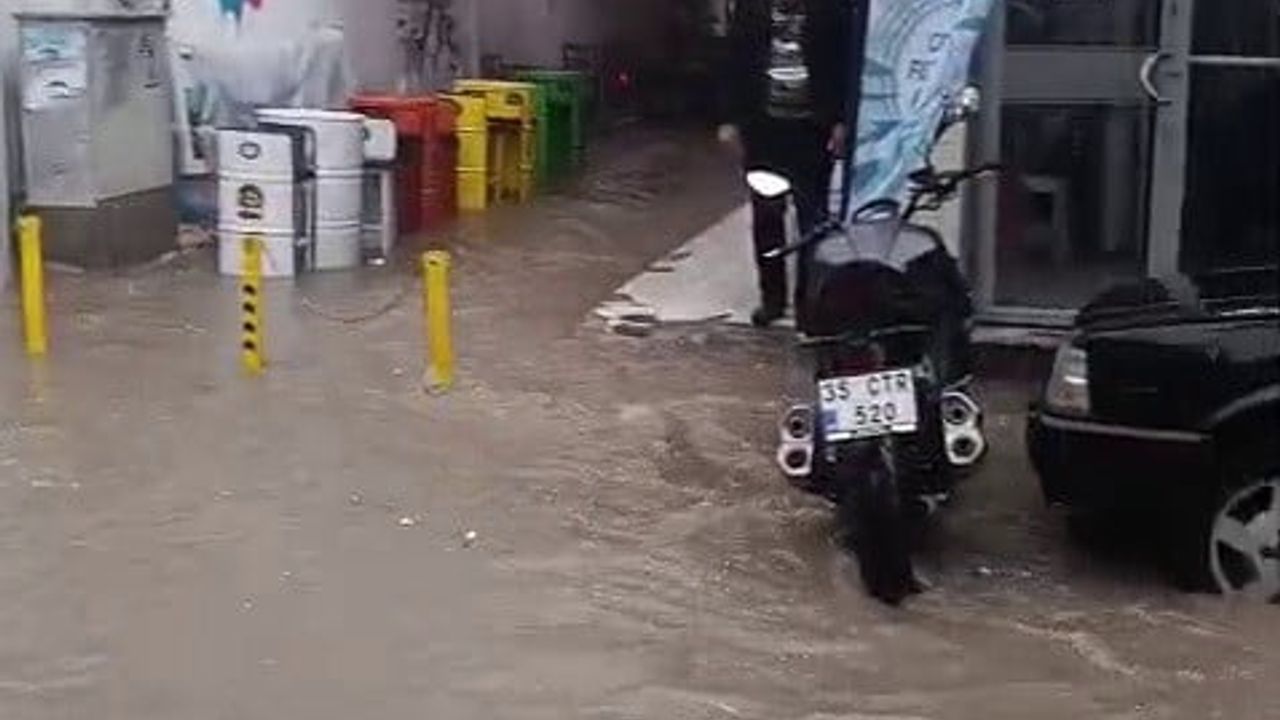 Dikili'de sağanak cadde ve sokakları suyla kapladı