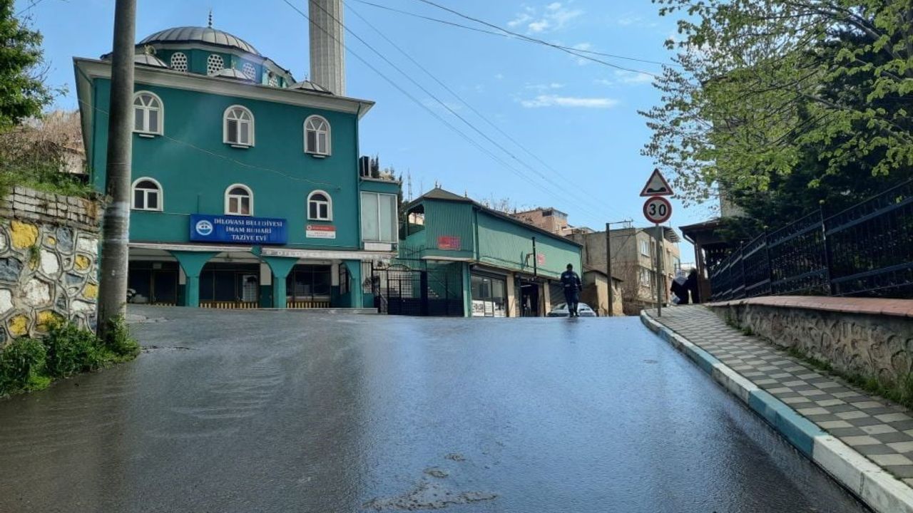 Dilovası'da Kayapınar Mahallesi'nde Sabunlu Su ile Sokak Temizliği