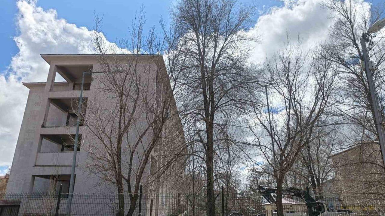 Diyadin’de eski hükümet konağının kontrollü yıkımına başlandı; alanın geleceği planlanıyor