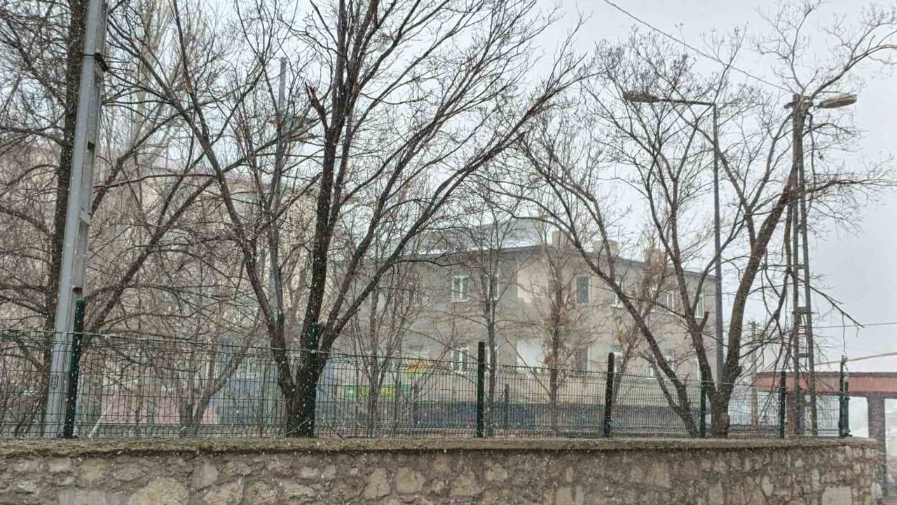 Diyadin'de Nisan'da Kar Sürprizi: Bahar Ortasında Kısa Süreli Kış Manzaraları