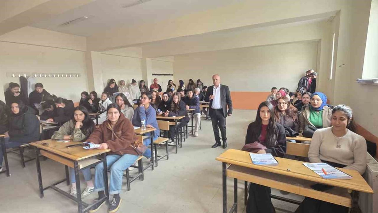 Diyadin'de üniversite hazırlığı: Haftada iki deneme ve kaynak desteği