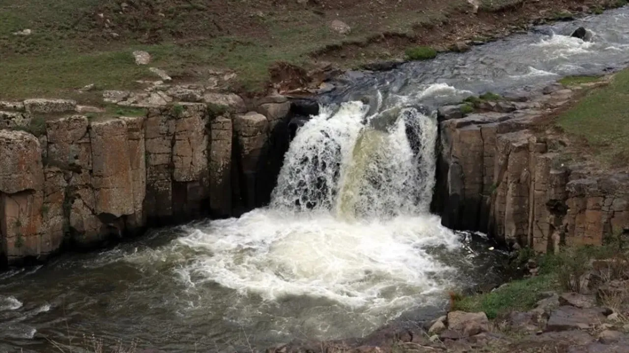 Diyadin'de Yıldızlı Şelalesi bahar sularıyla canlandı